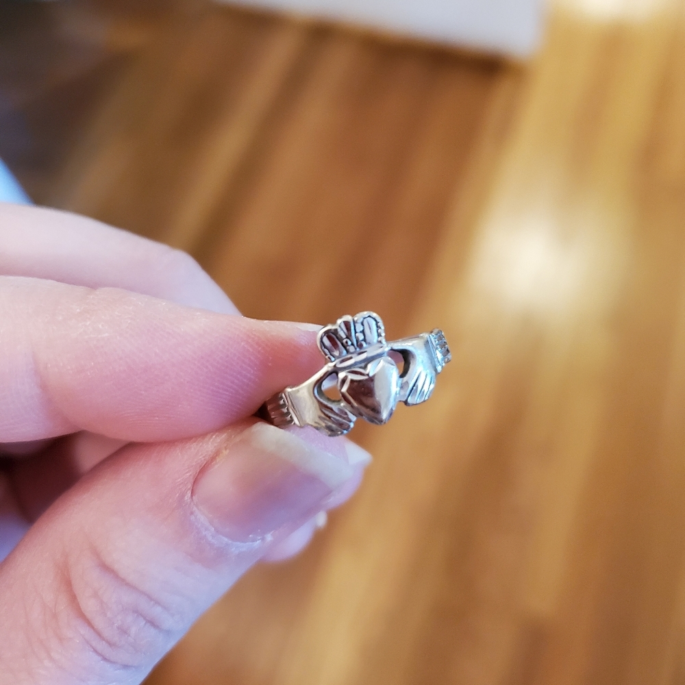14k White Gold Claddaugh Ring, fits size 7.5-8